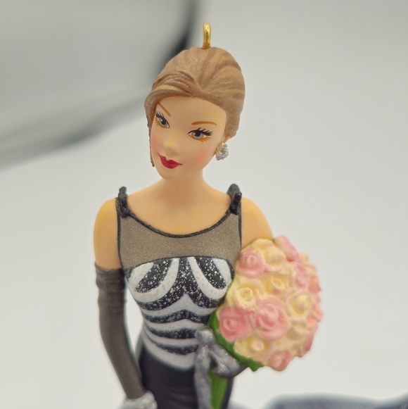 Vintage 1999 Hallmark Keepsake 40th Anniversary Barbie Ornament - Picture 4 of 5